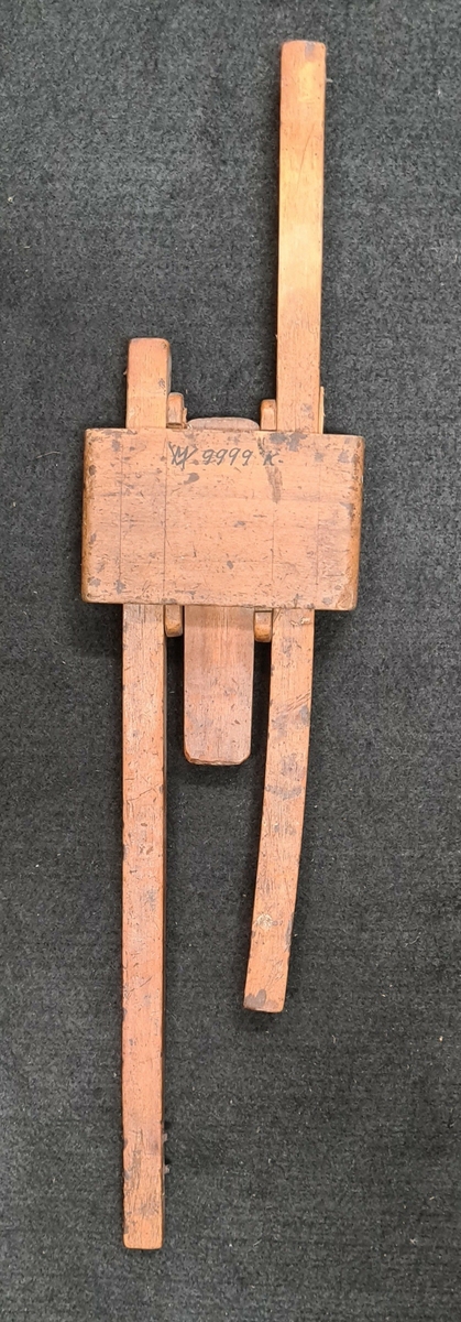 Strykmått i trä.
Ingår i en samling verktyg som har använts av Verkmästare Alfred Lundin,  Vänersborg, åren omkring 1900 i Vbg. Lundin f. 22/1-1862. d. 30/10-1940.