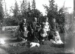 Medlemmer og venner av familien Rydgren i hagen til bestyrer