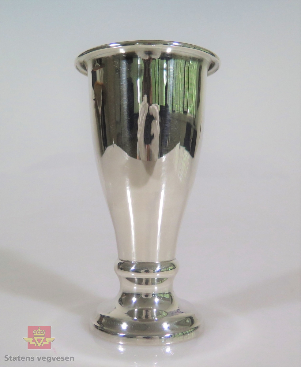 Pokal i sølv, formet som et beger. Merking; 1STE PR MARIENLYST NORSK-MOTOR-KLUBB 27-7-32