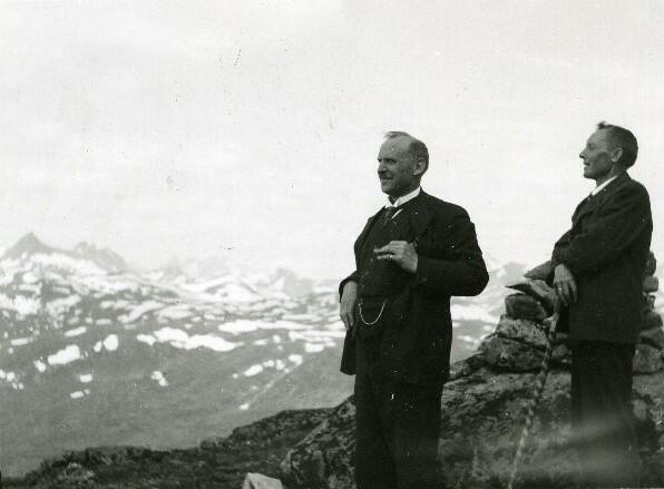 Turister på Skjenegge, Tyin, Jotunheimen, ca.1925. Foto: Knut Hermundstad/Valdres Folkemuseum. (Foto/Photo)
