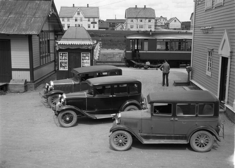 Biler ved Lena Stasjon, Østre Toten, ca. 1930. Foto: Sigurd B. Røisli/Mjøsmuseet. (Foto/Photo)