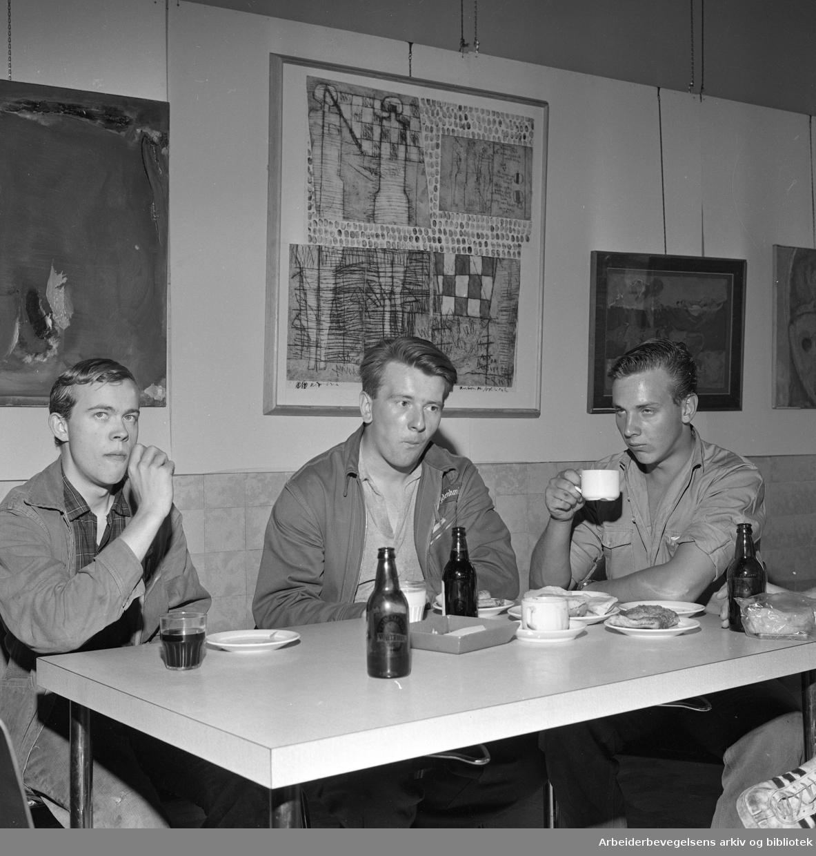 Utstilling i kantina på Frydenlund bryggeri. Kunst på Arbeidsplassen. Ca. 1965.