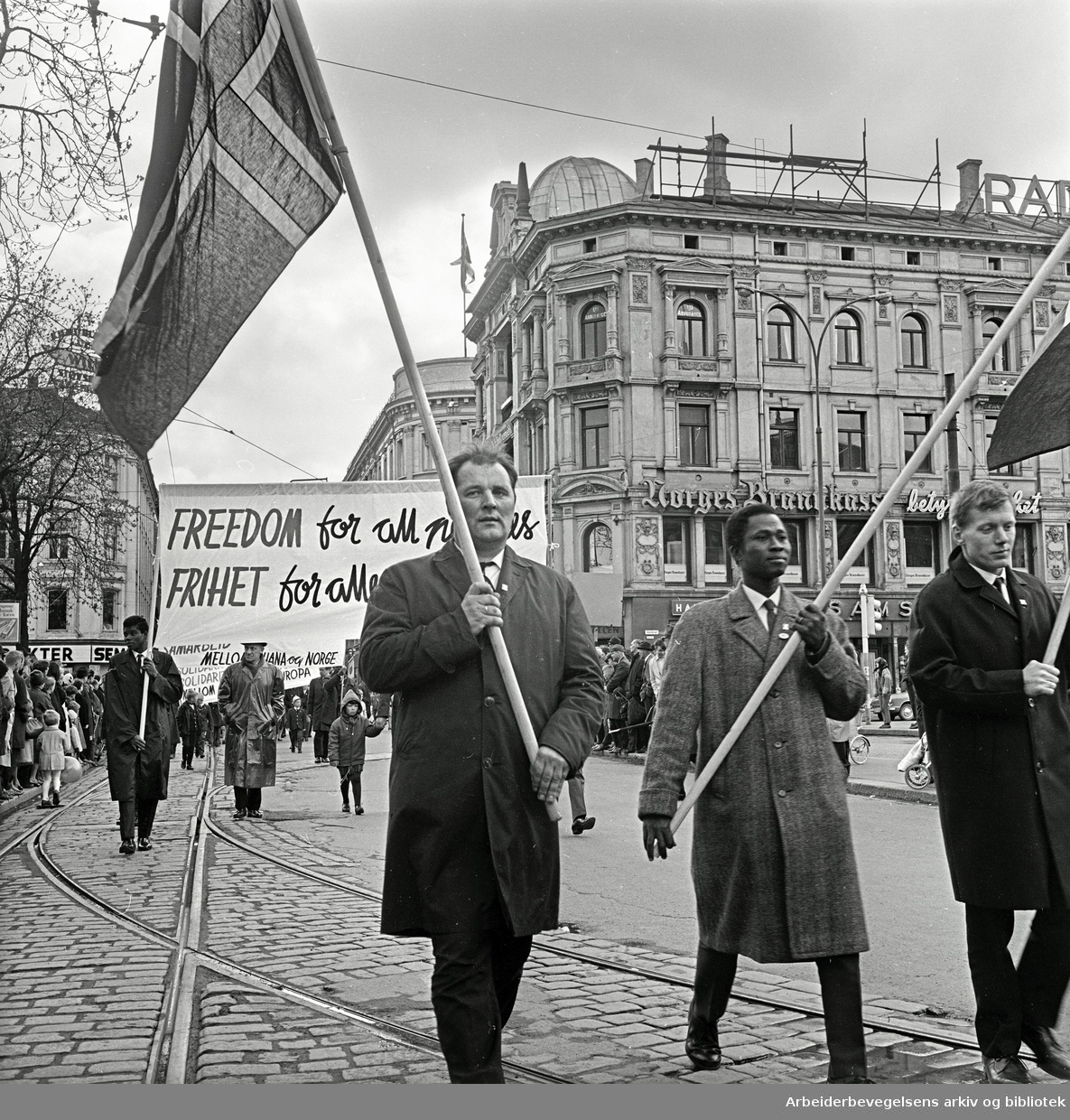 Demonstrasjonstoget 1. Mai 1967 på Stortorvet. Parole: Freedom for all peoples - Frihet for alle folkeslag. Til venstre: Ragnar Kalheim.