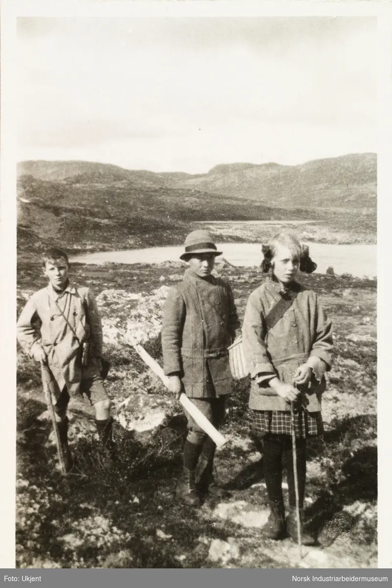 Møsstrond 1922. Jente og to gutter i fjellet på Møsstrond. De er iført turklær og har hvert sitt gevær. Antatt på bildet: Per/Jens B.W. (Bache-Wiig?), Annar og Berit.