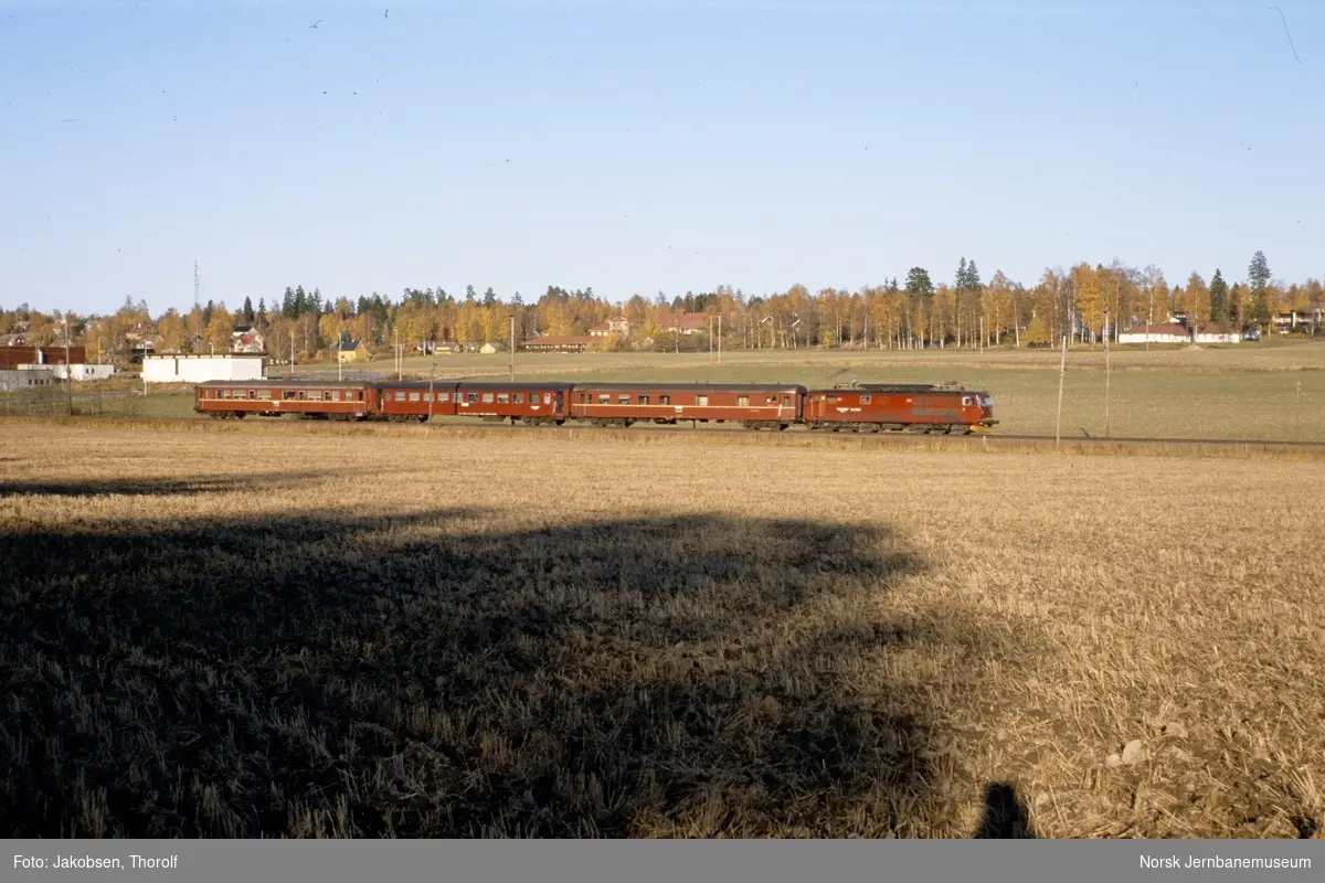 Elektrisk lokomotiv El 14 2183 med persontog mellom Holstad og Ås stasjoner, ca. km 31,5
