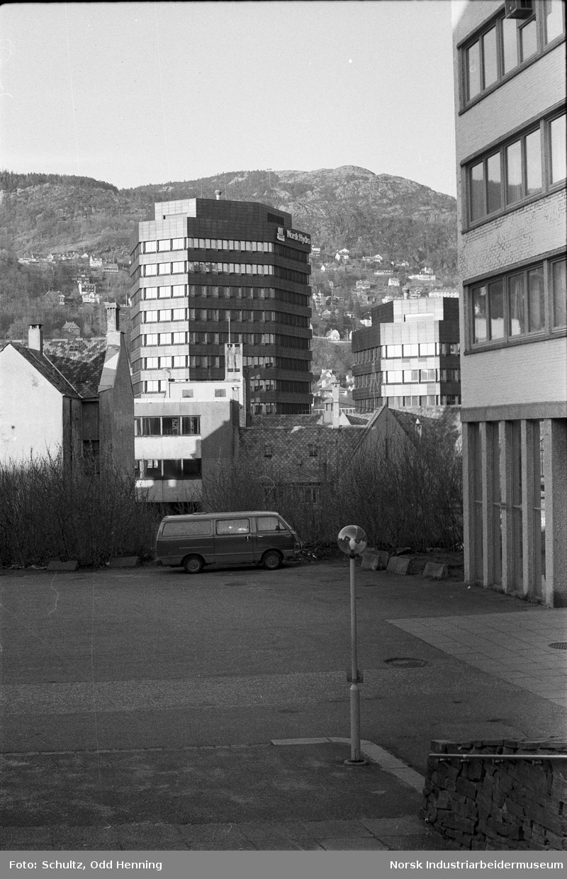 Bygning hvor det står Norsk Hydro, sett fra Universitetet.