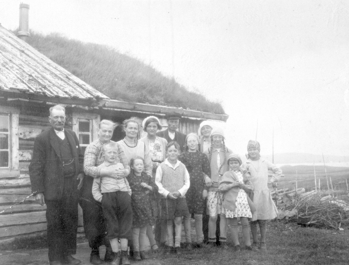 Ein familie samla utanfor Grytestølen på Syndin.