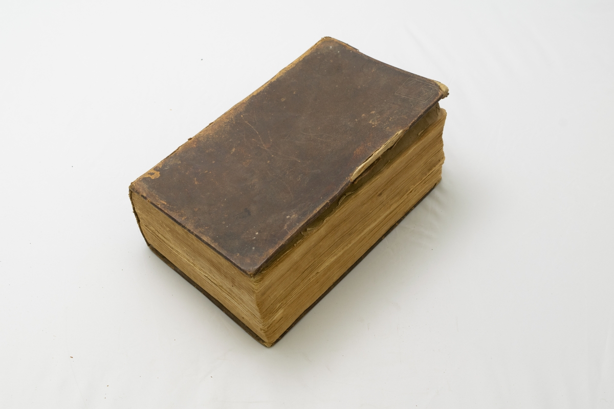 Huspostill i to bind og en Bibel. Tønnes Peder Pedersen har eid en av bøkene i 1851.