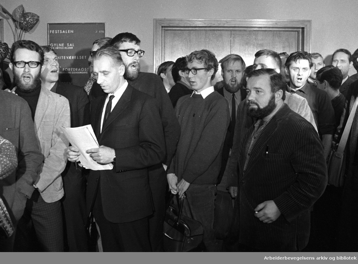 Landsmøtet i Sosialistisk Folkeparti (SF) Februar 1969, som utløste bruddet mellom partiet og ungdomsorganisasjonen SUF. Delegatene fra blant annet SUF forlot landsmøtet mens de sang Internasjonalen. Avbildet: blant andre Eyvind Viken og Svein Johansen.