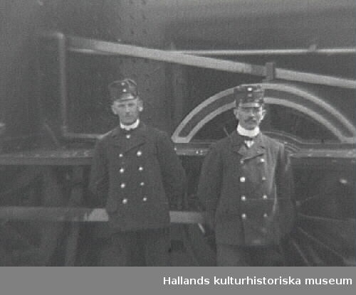 Troligen taget vid lokstallarna i Varberg. På loket finns en skylt med text: "Varberg-Borås jernväg 1899, 8."