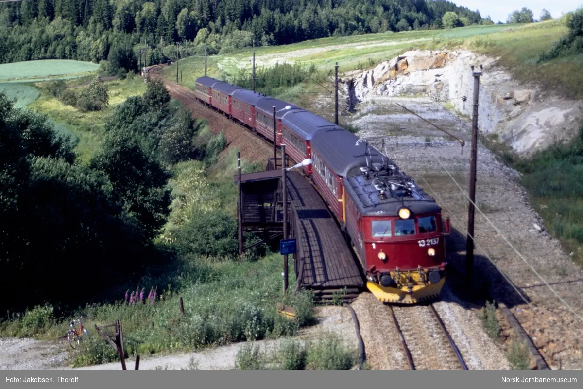 Elektrisk lokomotiv El 13 2137 med hurtigtog fra Oslo S til Halden, tog 149, passerer Tveter holdeplass på Østfoldbanen