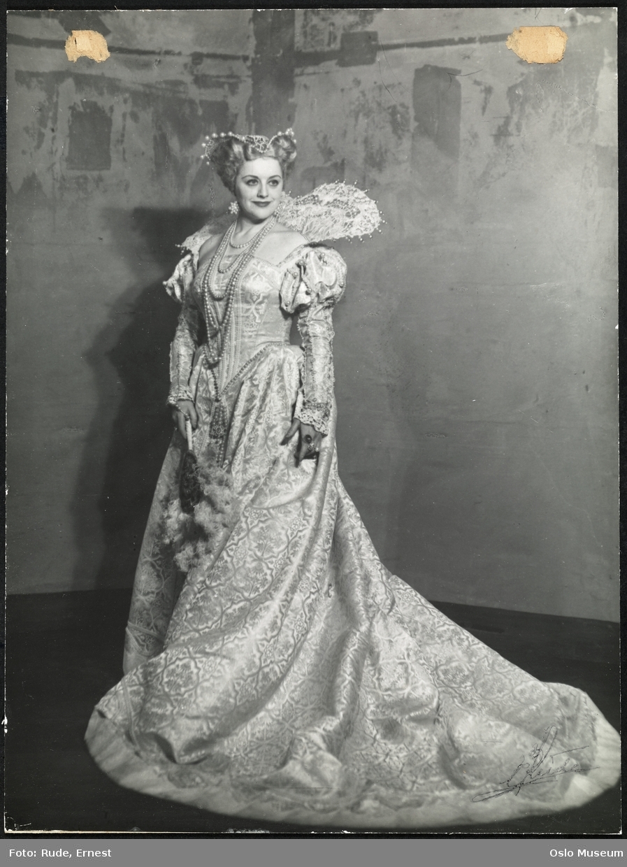 portrett, kvinne, skuespillerinne, rollebilde, tittelrollen i "Maria Stuart i Skottland" av Bjørnstjerne Bjørnson på Nationaltheatret, stående helfigur, kostyme