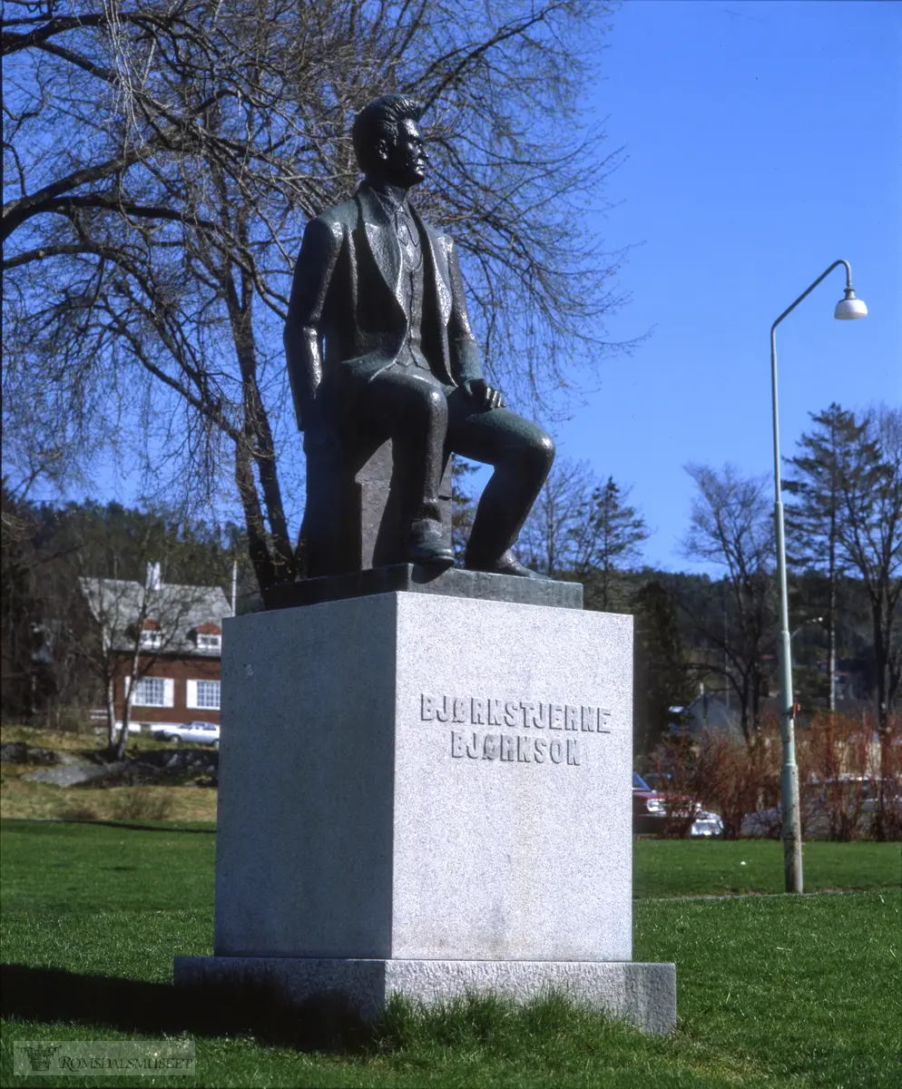 Bjørnstjerne Bjørnson monumentet hvor den tidligere stod på en trafikkøy i Øvre veg-Elvebakken. .Statuen ble avduket 01.08.1957.