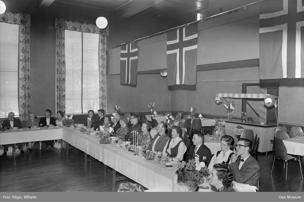 Grünerløkka Folkets Hus, interiør, selskap, langbord, oppdekning, måltid, flagg, blomster
