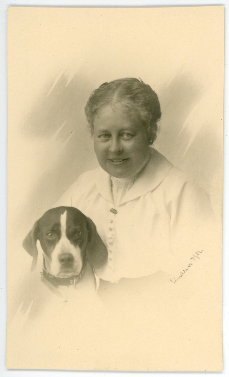 Porträtt av kvinna med hund