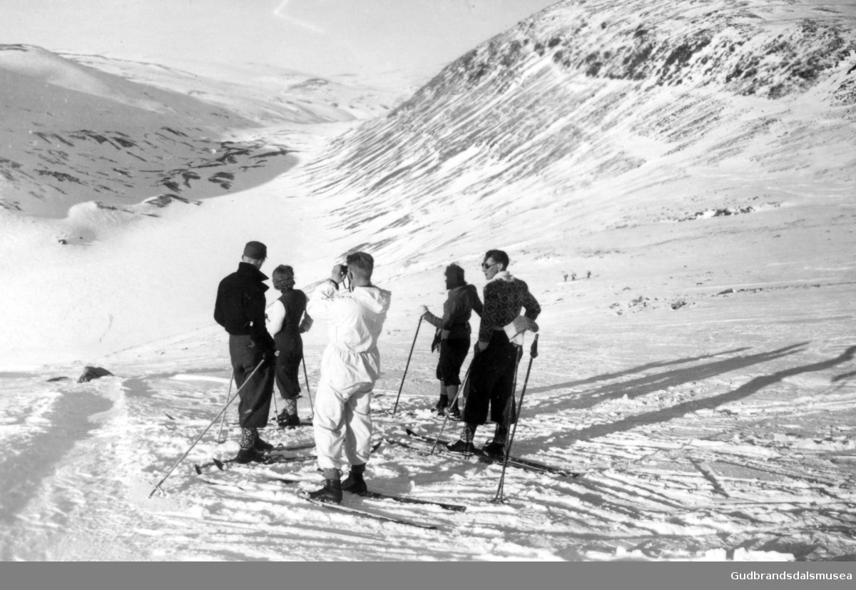 På skitur nær toppen av Vesl-Nystuguhø. Utsikt nordover Kaldvelldalen. Mars 1943.