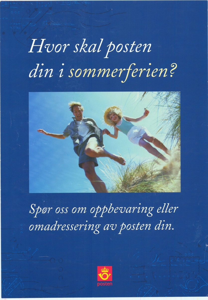 Plakat med blå bunnfarge og motiv av to personer på en strand, tekst og Postens logomerke.