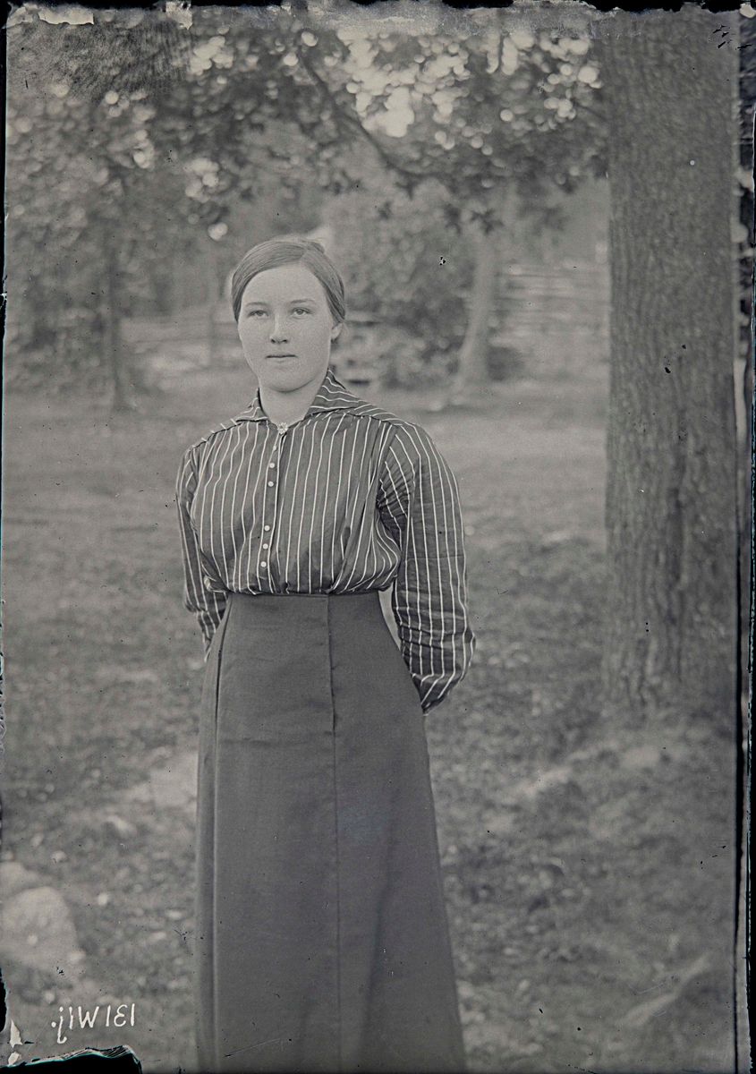 Märta Josefina Löfberg, född 1901-03-19 i Björksta, död 1993-03-30 i Kungsåra. Dräng skriven på Skämsta gård i Kärrbo socken. När bilden togs bodde hon med sin familj på Vedby gård i Björksta socken.