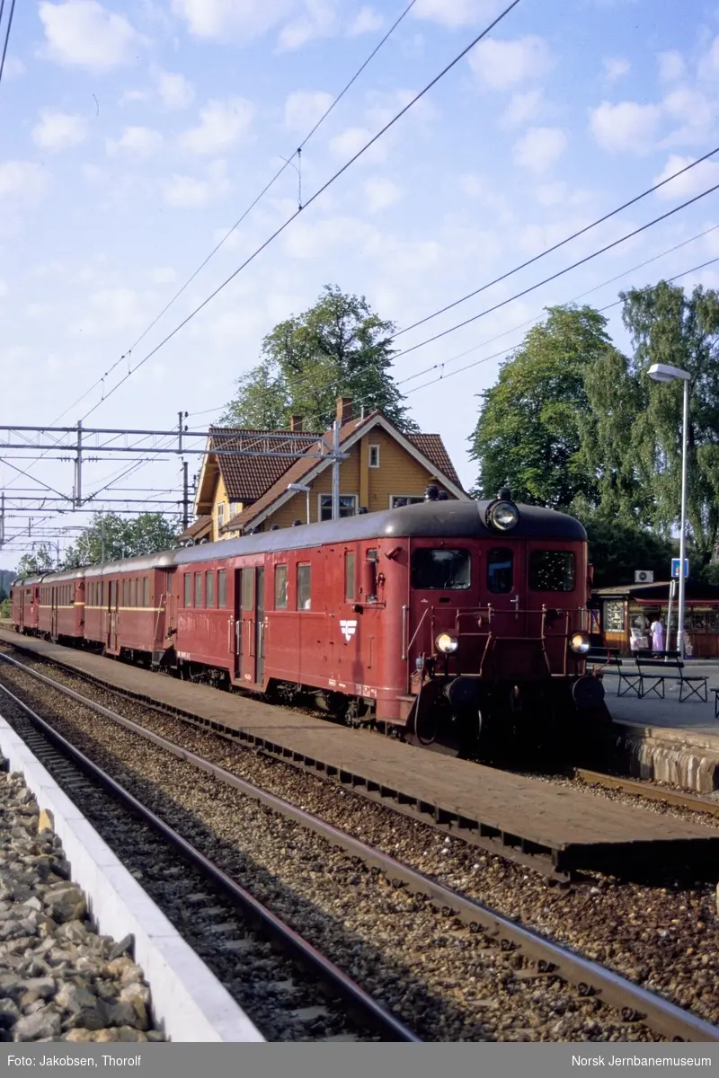 Lokaltog til Oslo S, tog 2810, med elektrisk motorvognsett type 65/67 på Ås stasjon på Østfoldbanen