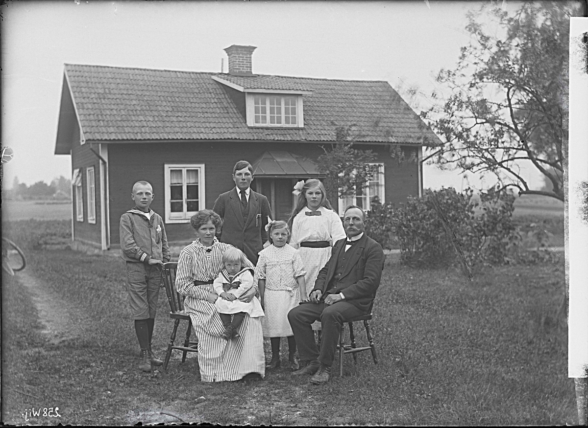 Fotografering beställd av Falk. Sannolikt föreställer bilden Karl Herman Falk (1880-1943) och hans hustru Frida Vilhelmina f. Vretlund (1880-1952) samt några av deras barn.