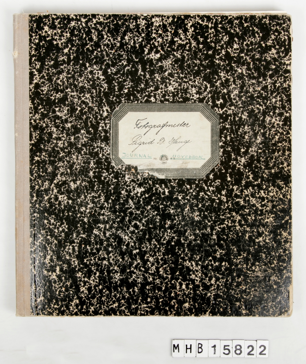 En bok med påskriften; "fotografmester Sigrid B Hauge, journal hovedbok", inneholder regnskap, bokføring, omsetnignsavgift og lignende i perioden 1953-1967. Regneark, med stivt kartongomslag, sydd bokrygg med tekstilforsterkning.