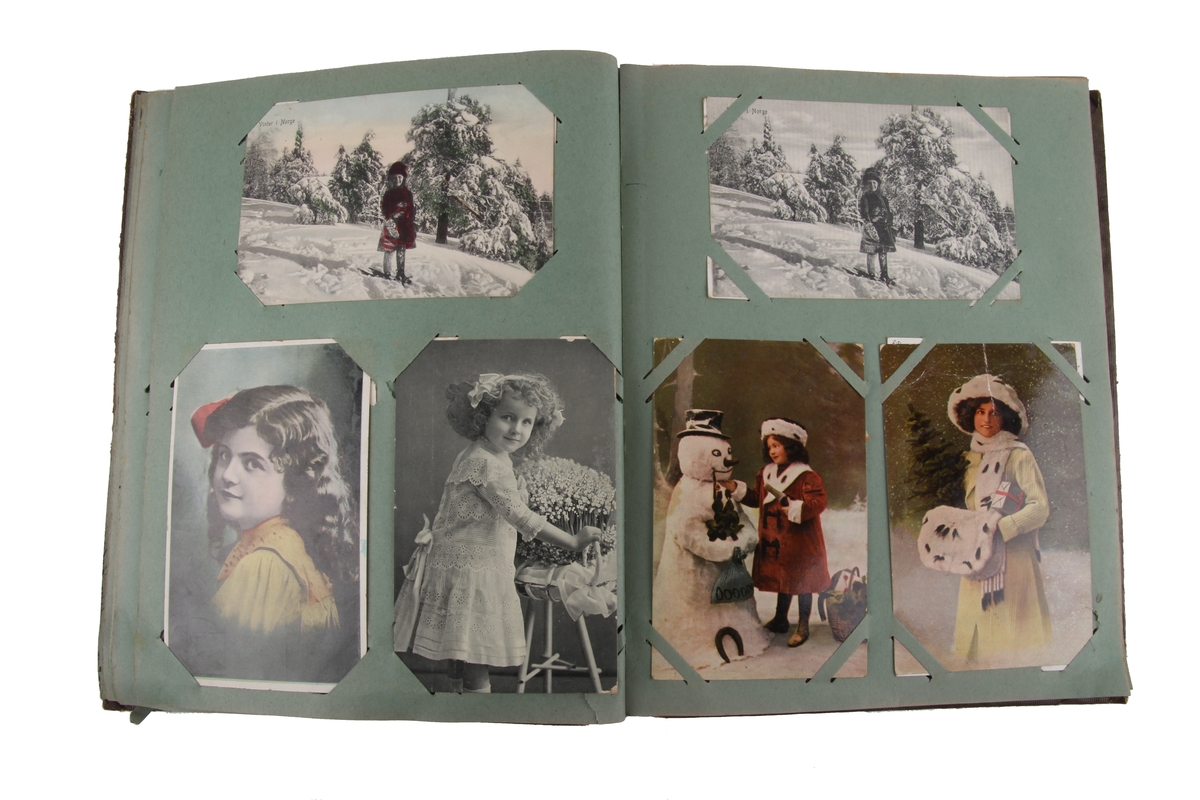 Album som inneholder postkort med by- og landskapsmotiv, samt julekort