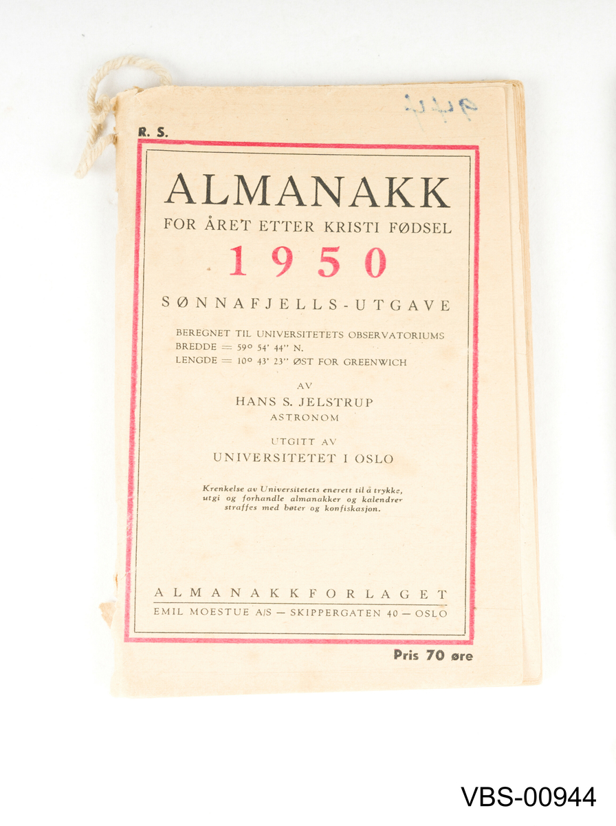 Almanakken er heftet, fra 1950.
Tittelen: ALMANAKK FOR ÅRET ETTER KRISTI FØDSEL 1950 SØNNAFJELLS-UTGAVE.
Utgitt av universitetet i Oslo. Trykk av ALMANAKKFORLAGET.
Øverst til venstre har den en liten bomullssnor å henge.