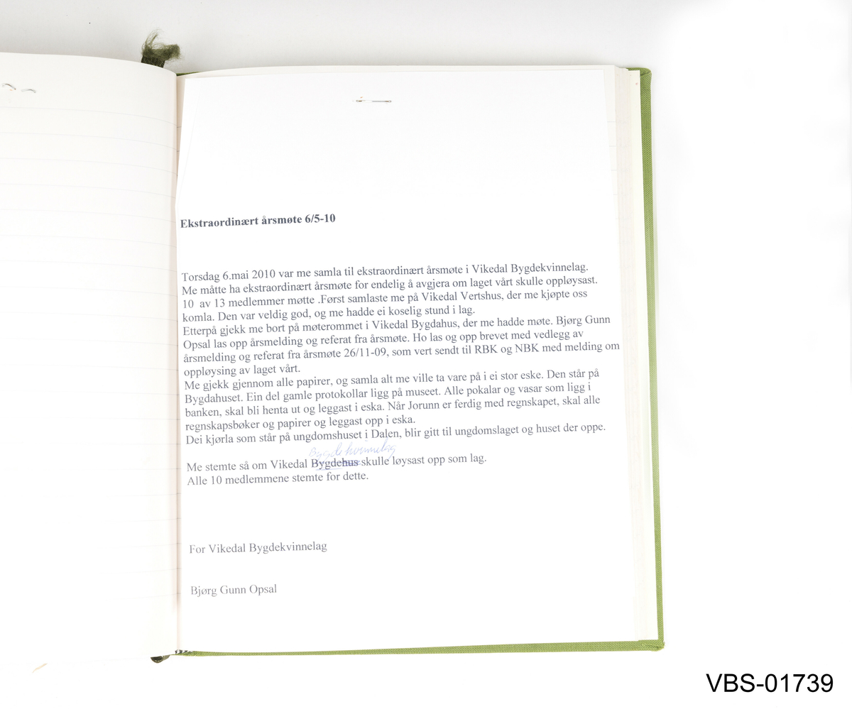 Håndskrevet protokoll eller referat bok som har tilhørt Vikedal Bondekvinnelag.
Innbundet bok med grønn tekstil på omslaget med en med et hvitt industrielt klistremerke på forsiden. 
Det er håndskreven tekst med blyant og kulepenn på linjerte ark på innsiden. 192 ark.
Den samler alle møteopptegnelser fra 3. mars 1987 til 6. mai 2010.