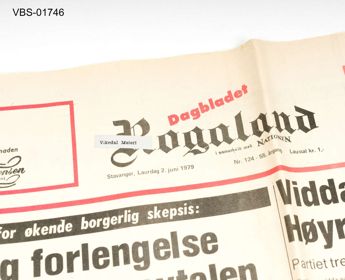 Avis med 6 sider. Dagbladet, Rogaland. Stavanger, laurdag, 2. juni 1979.
Avisen er åpen og brettet av siden (siden nr. 4) som henviser til jubileumsnyhetene i Norges Bondekvinnelag. 
Overskriften på nyheten er: "Slik feira bondekvinnene 50 års jubileet"