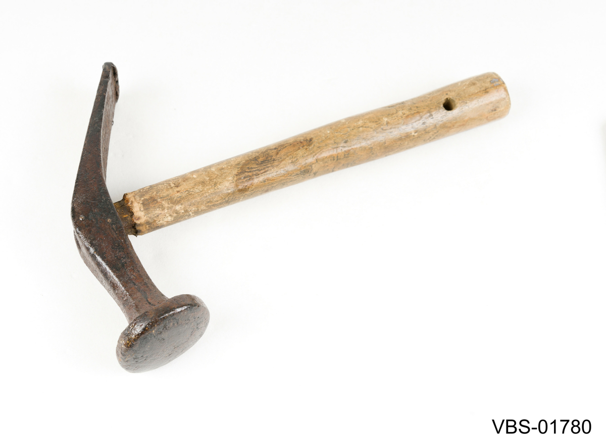 Skomakerhammer med bjørk håndtak og hull for henging
Verktøy brukte for å spikre spiker og banke fast stifter.