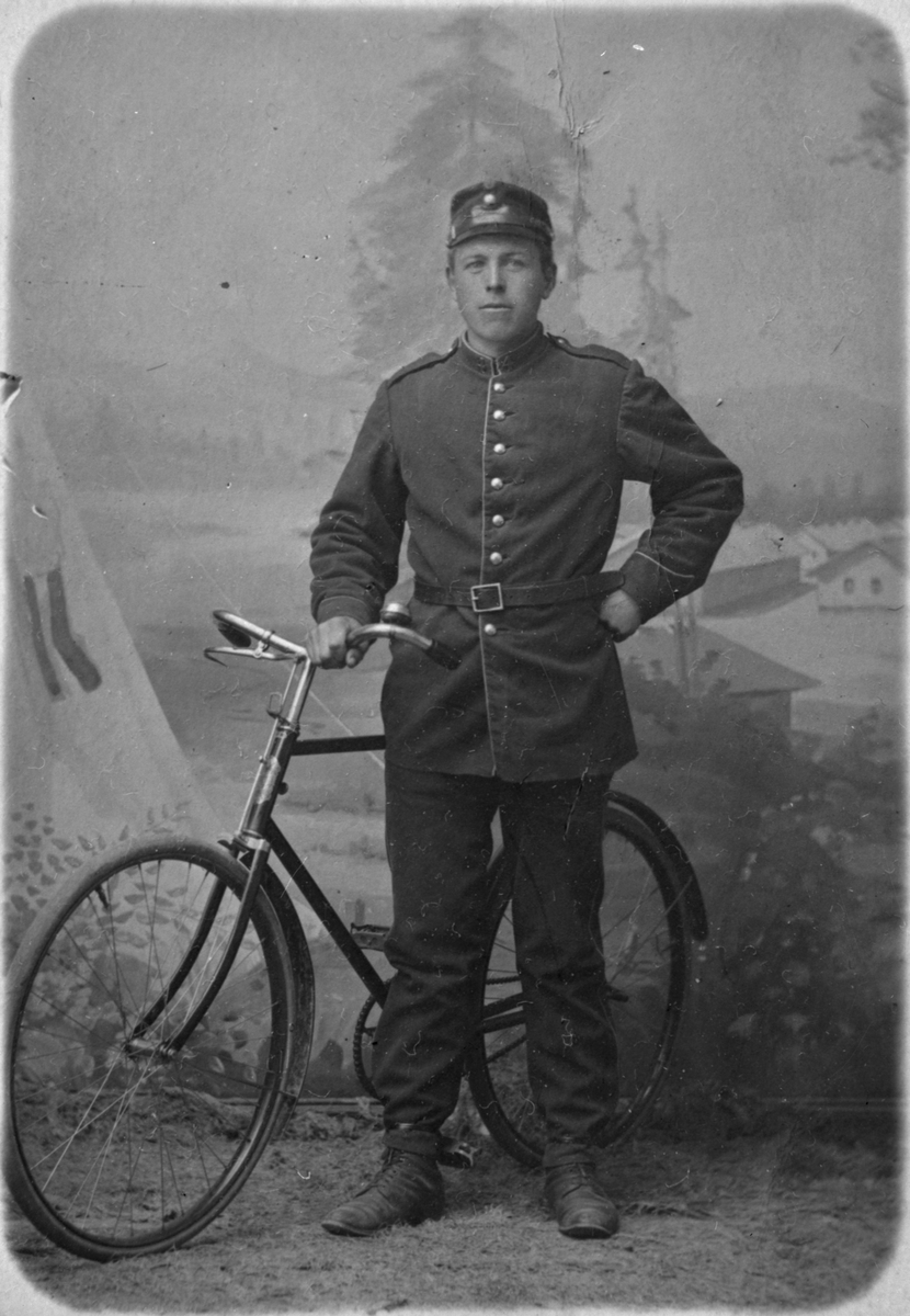Soldatportrett med sykkel, ca. 1910-1920.