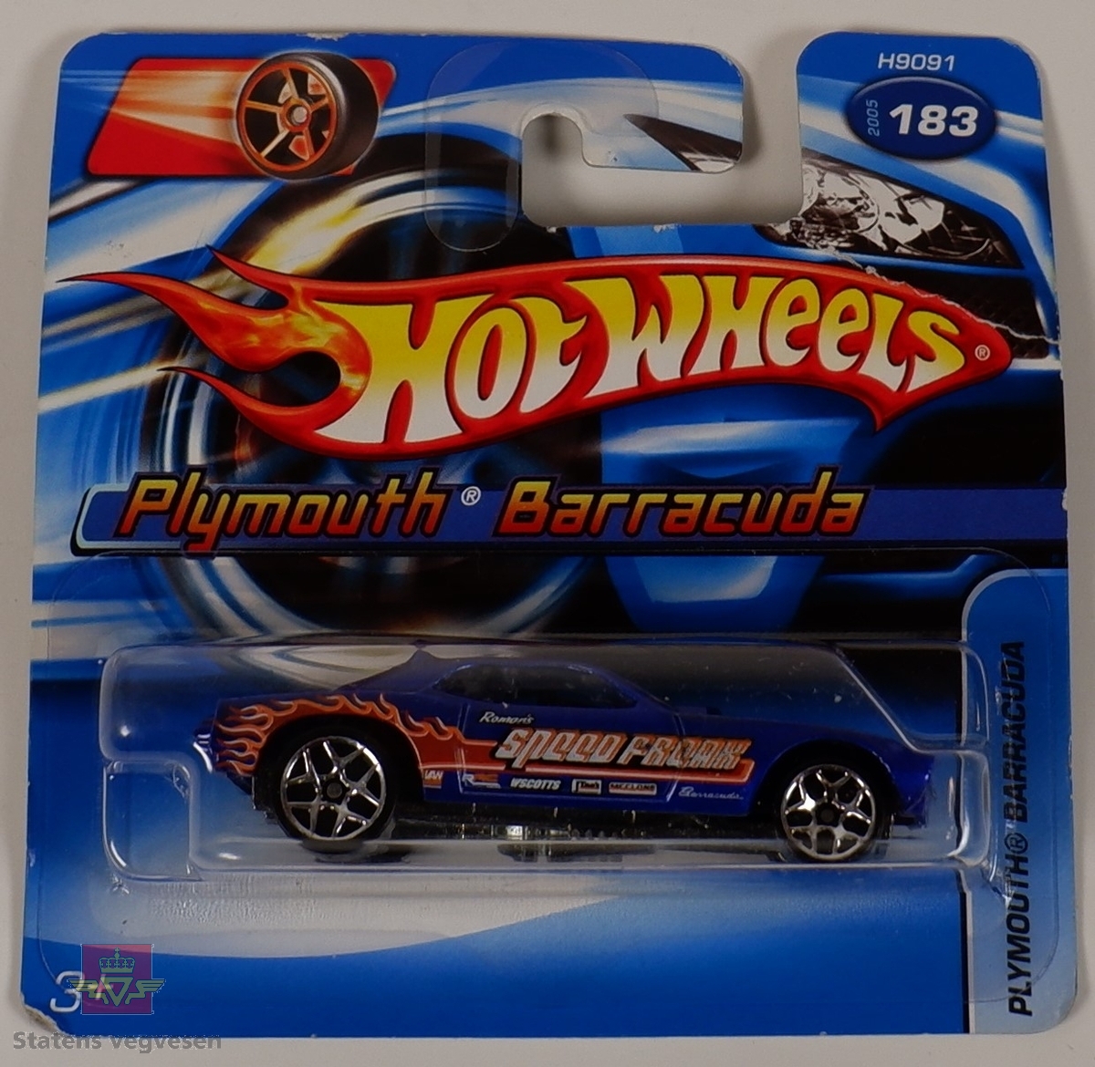 Modellbil av en Plymouth Barracuda, modellbilen er farget blå med oransje flammedetaljer.