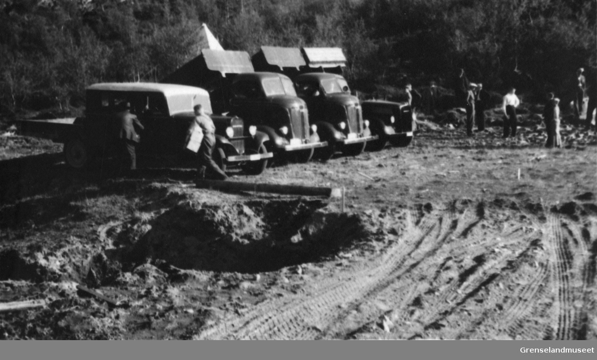 Lastebiler ved Båtbuktbekken, 22/8-1937.
