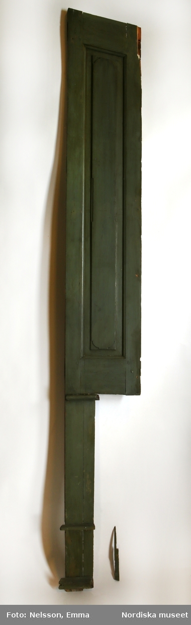 Hög panel, 6 st (2+2+2), av furu, målad i grågrön oljefärg, omkring 1740. Fyllningar med upphöjt mittparti. Lister.

Anm: Partiellt färgbortfall och skador. Panelerna har flankerat de tre fönstren i nischerna (NM.0334543 - NM.0334545). 
/Anna Arfvidsson Womack 2021-07-16