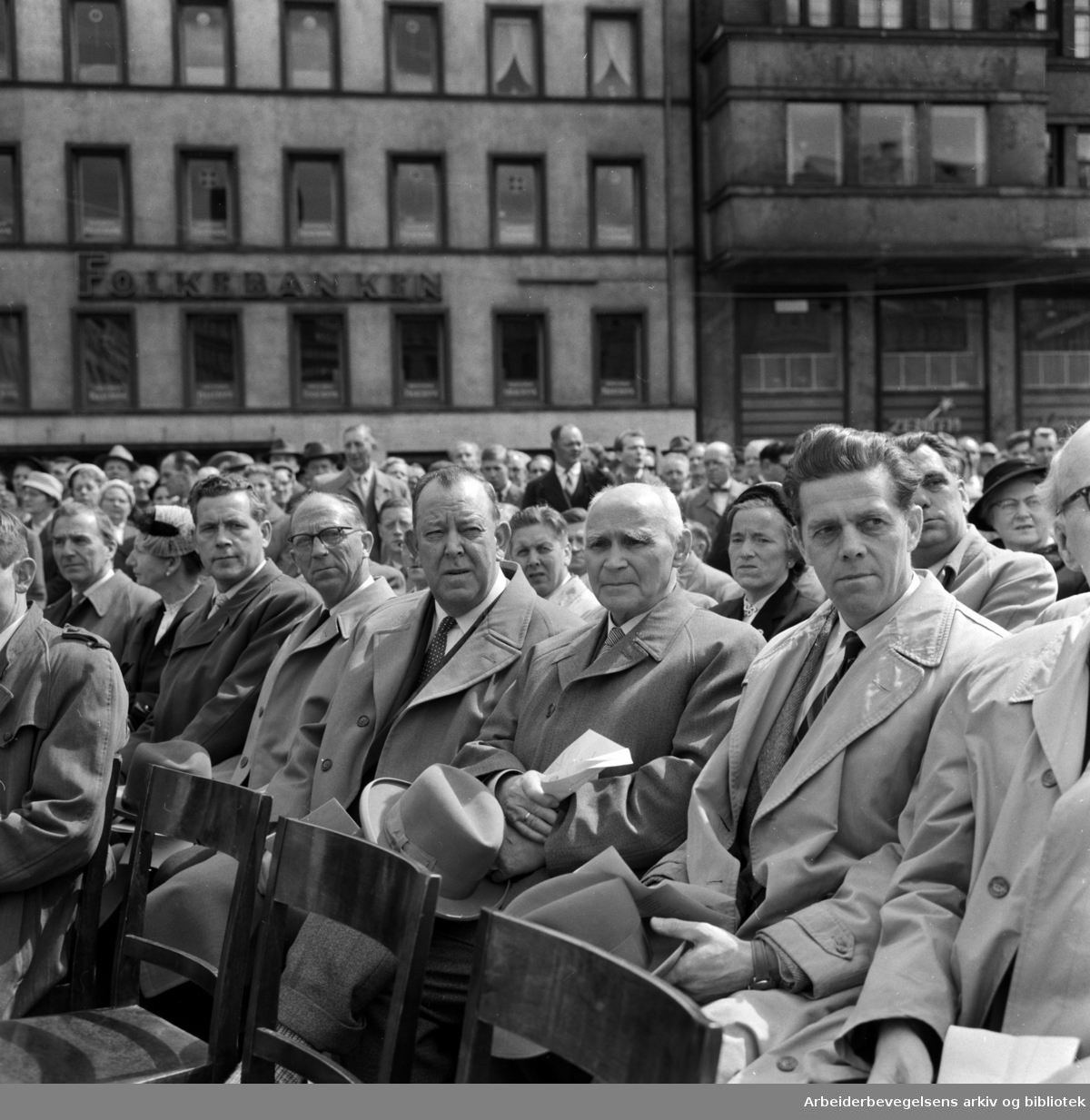 Avdukningen av Per Palle Storms "Pioneren" på Youngstorget 18. Mai 1958. Sittende i midten: Trygve Lie.