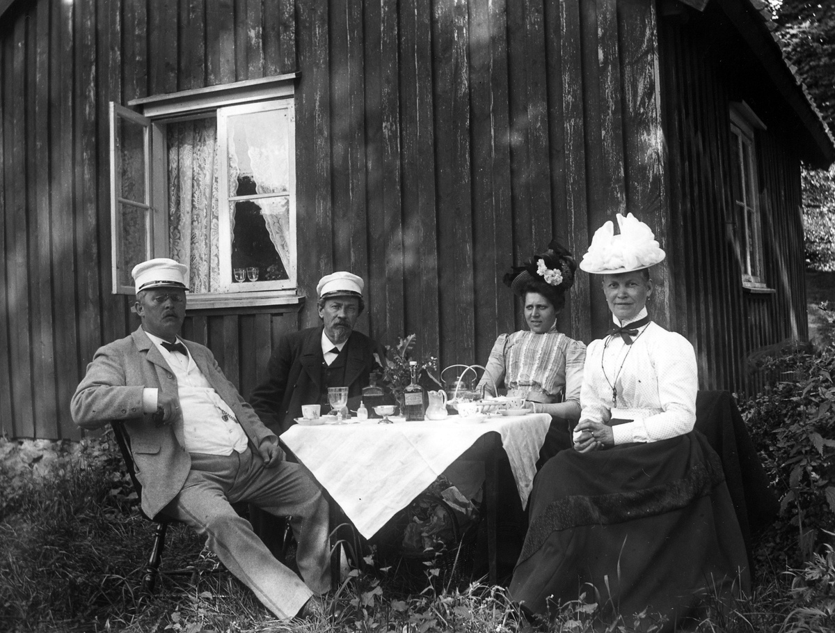 Från vänster: handlare Sandberg, August Bruno, Fru Sandberg och Tilda Olsson. Fotot eventuellt taget på Lindås gård.