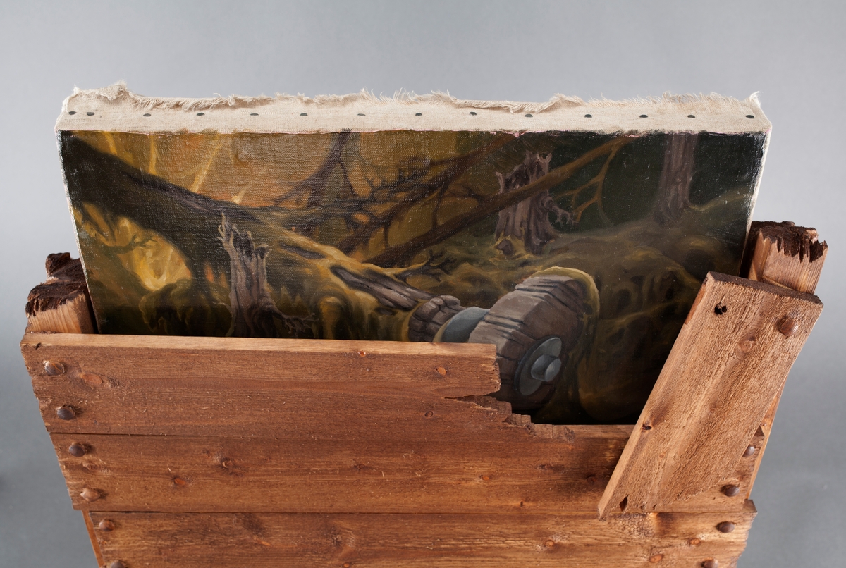 Objekt bestående av et oljemaleri med skogmotiv som stikker opp fra en ødelagt fraktkasse. Kassen står på to dyrelignende bein. En mosegrønn tekstilmasse med hvit blondekant tyter ut fra nedre del av kassen. På baksiden er kassen åpen og festet til to vinklede støtter i tre.