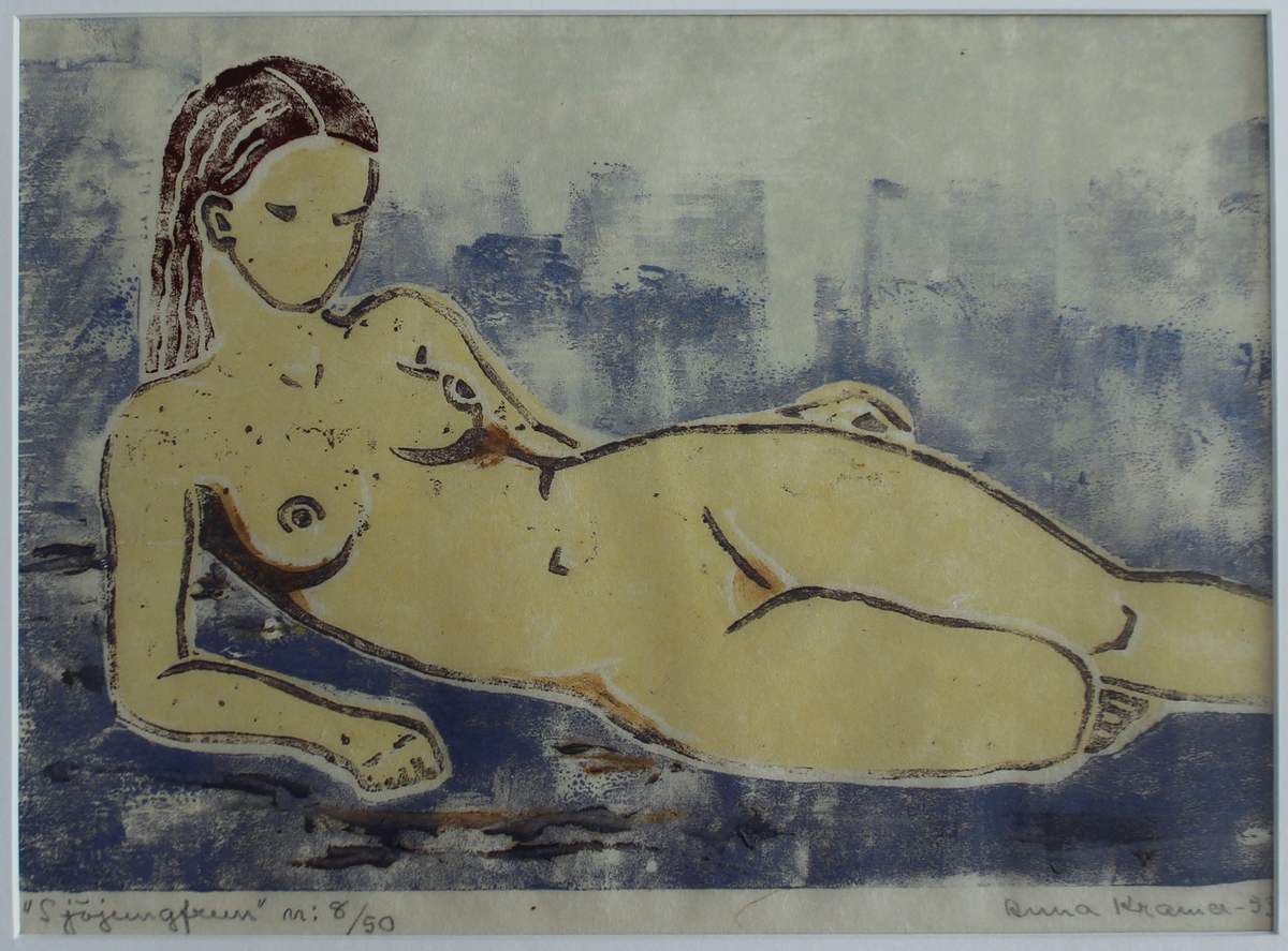 Liggande, naken kvinna med brunt hår mot blå bakgrund.