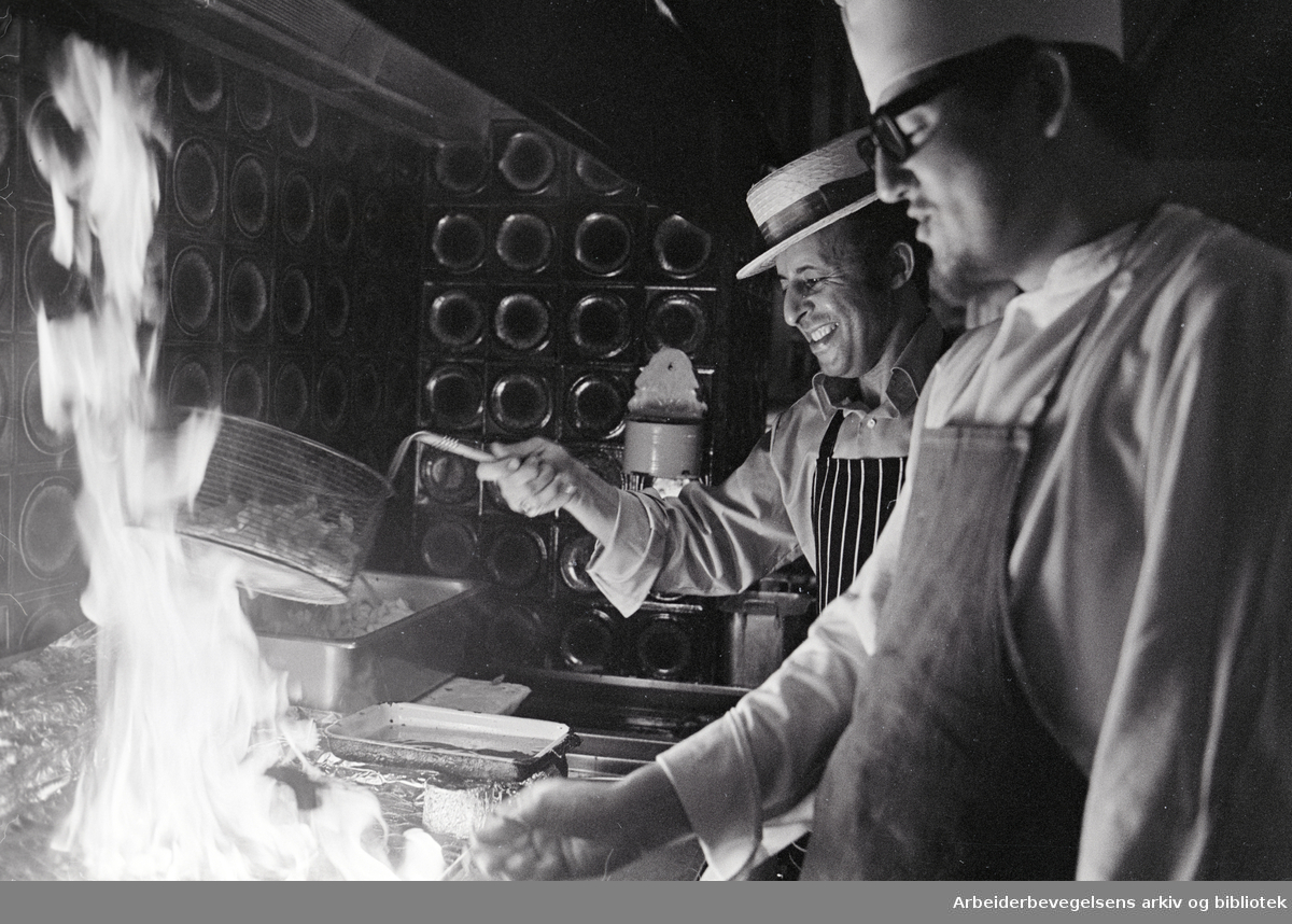 Innehaver av restauranten La P'tite Cuisine, Ben Joseph eller Niels Manuel Jaquesson (til venstre) og kokken Lorde Henry i grillen på La P'tite Cuisine. Juli 1969