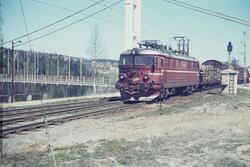 Elektrisk lokomotiv El 11 2148 (?) med godstog på Rånåsfoss 