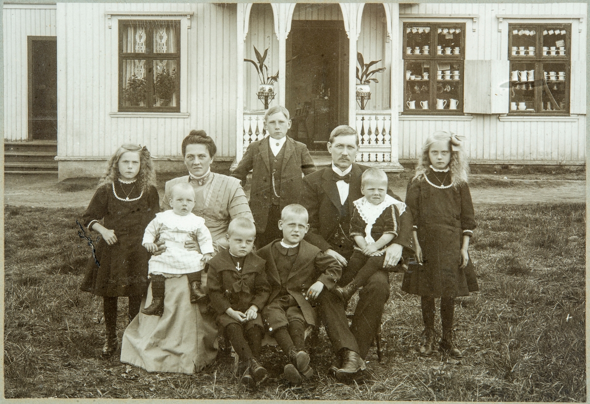 Familien Bergersen, ekteparet Torine og Ingvald med sju barn utenfor stueinngangen til hjemmet og butikken de drev på Granli.