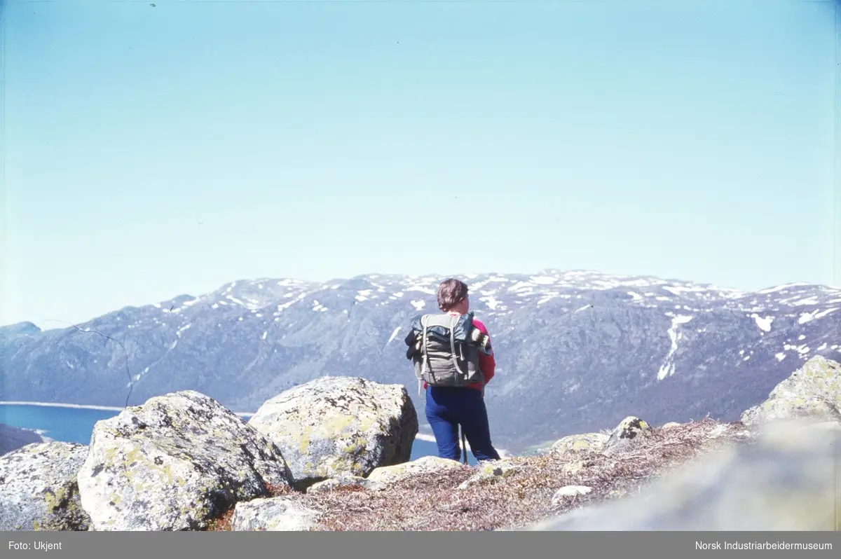 Anne Dyrland med ryggsekk i fjellet på vei fra Vårlid mot Mogen