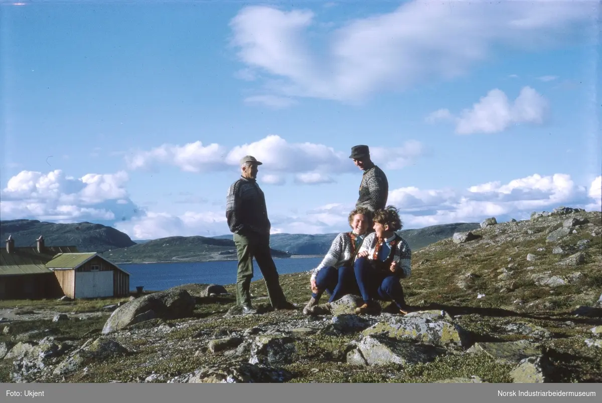Olav Høydal sammen med Anne Dyrland, Arnfinn og Signe Vågen i fjellet på Imingfjell