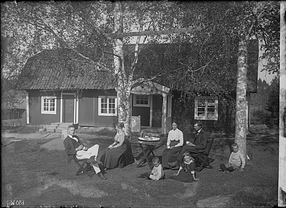 Fotografering beställd av F. A. Kran i Tillberga. Personerna är ej identifierade.