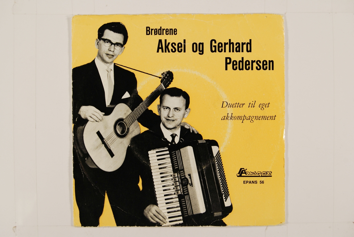 Bilde av brødrene Aksel og Gerhard Pedersen med instrumenter.