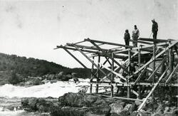 Her ser vi Neiden bru over Neidenelva, under bygging, 1938. 