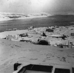 Kirkenes vinteren 1944/45, utsikt fra toppen over byen og fj