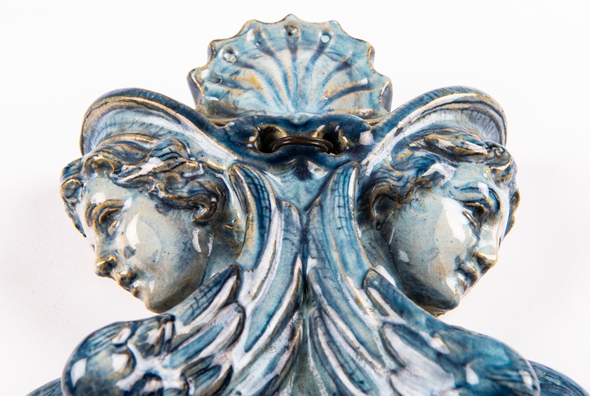 Vaser att hänga, 2 stycken, plastiska ornament och blå dekor. Märkta med tupp: Florens.