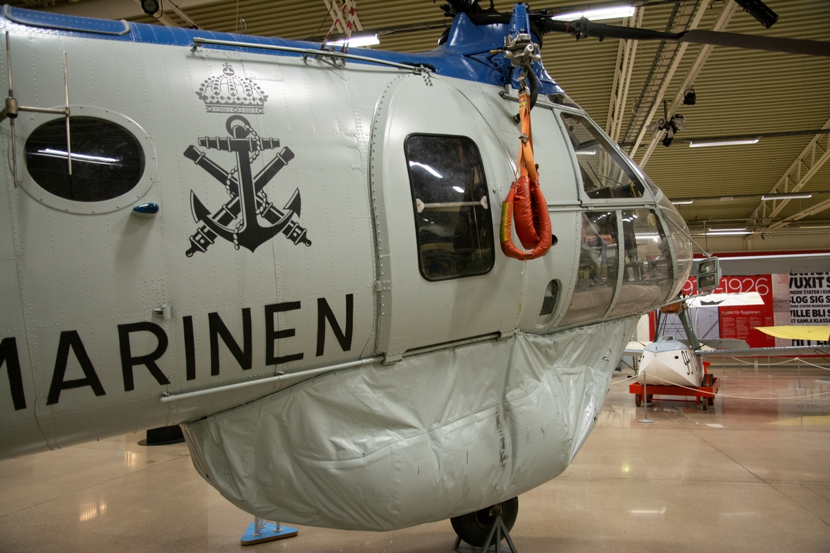 Helikopter, Hkp 1A. 
Vertol 44A

Helikopter med två rotorer. Försedd med kudde i framända samt på sidor bak.
Märkning: Marinens logotyp, ett ankare, och texten MARINEN på sidan. Kronmärke på bakkroppen och kodsiffra 01 på fenan.