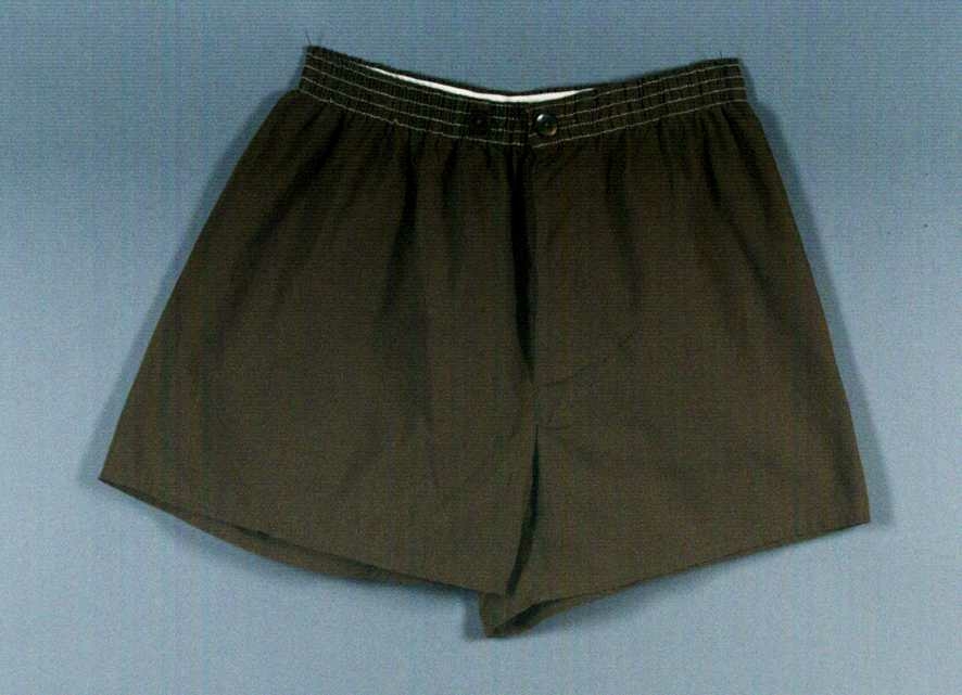 Pyjamas. Jacka: av tuskaftad maskinsydd polyester och bomull. Lejongul med brun krage och bruna ärmuddar. Bröstficka. Pyjamasshorts: av brun maskinsydd tuskaftad polyester och bomull. Bred vit resår runt midjan. Knäppning med bruna knappar fram. Storlek: Medium C 50.